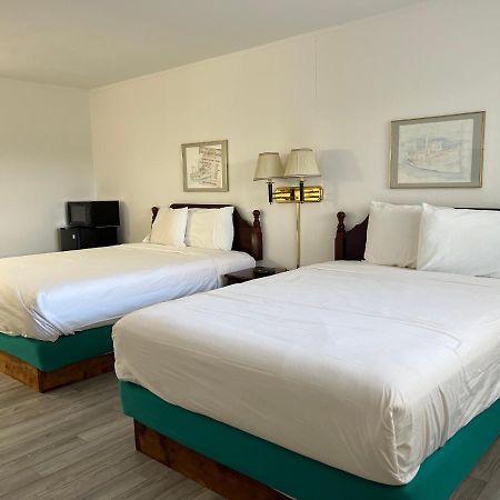 Voyager Inn Saint Ignace Bagian luar foto