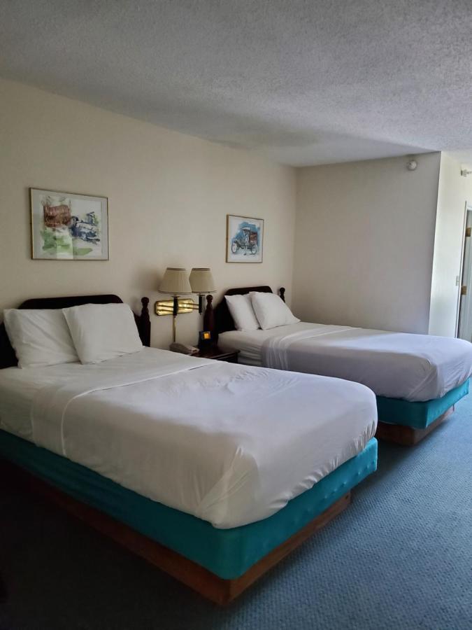 Voyager Inn Saint Ignace Bagian luar foto