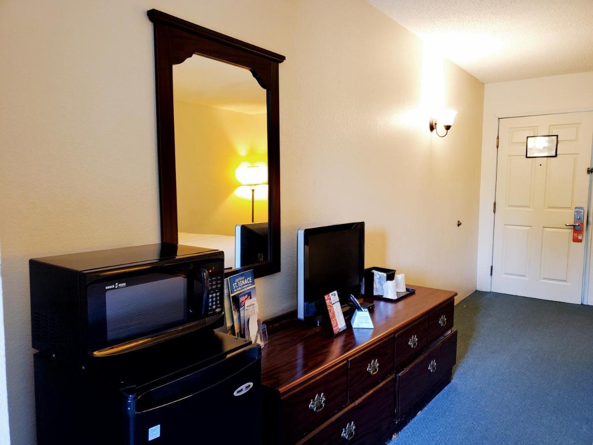 Voyager Inn Saint Ignace Bagian luar foto