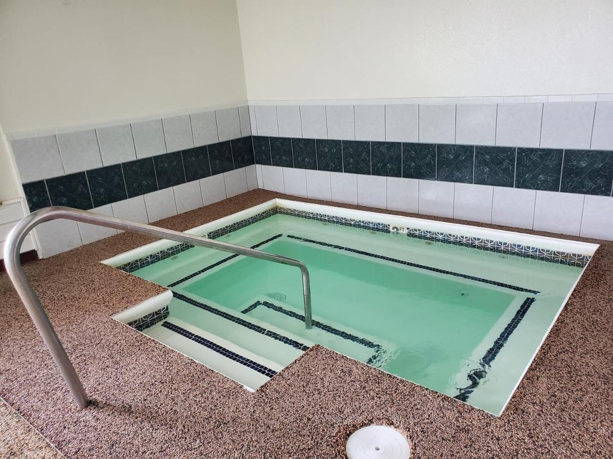 Voyager Inn Saint Ignace Bagian luar foto