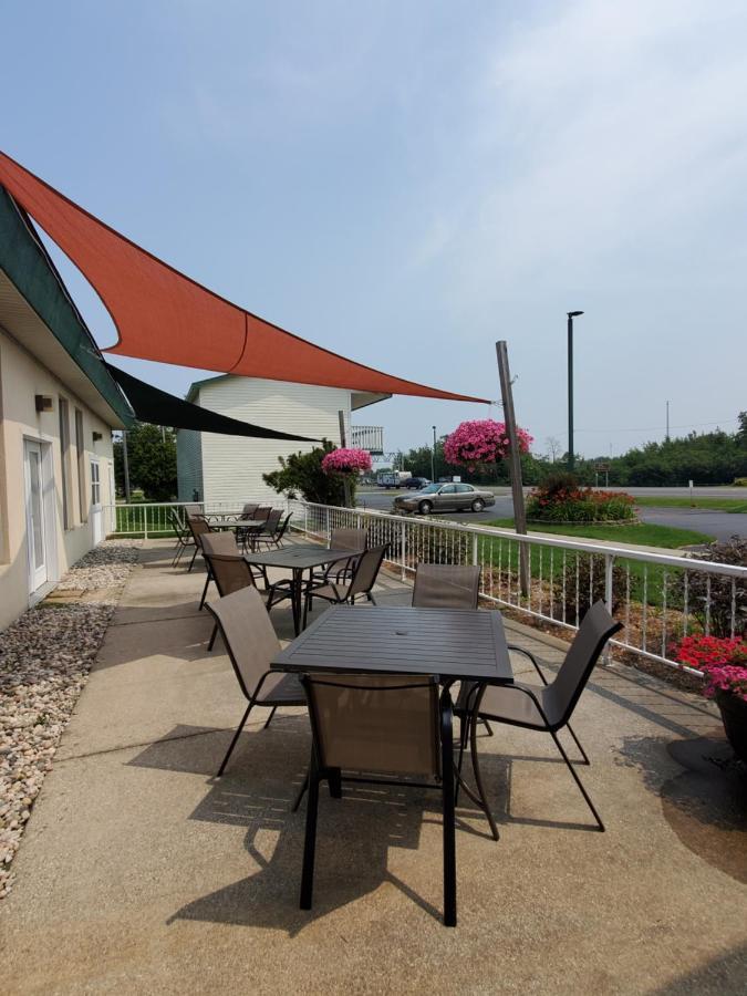 Voyager Inn Saint Ignace Bagian luar foto