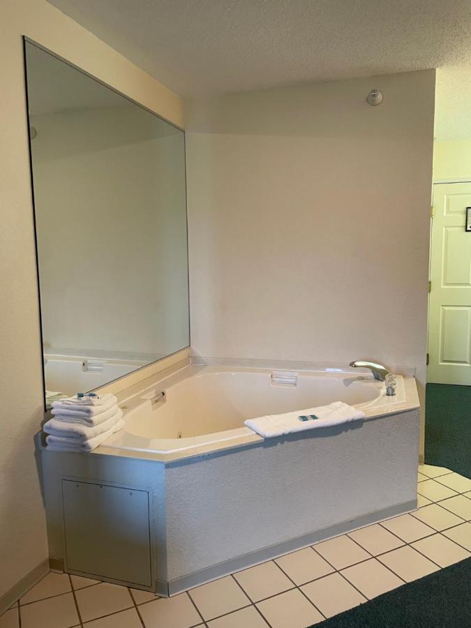 Voyager Inn Saint Ignace Bagian luar foto