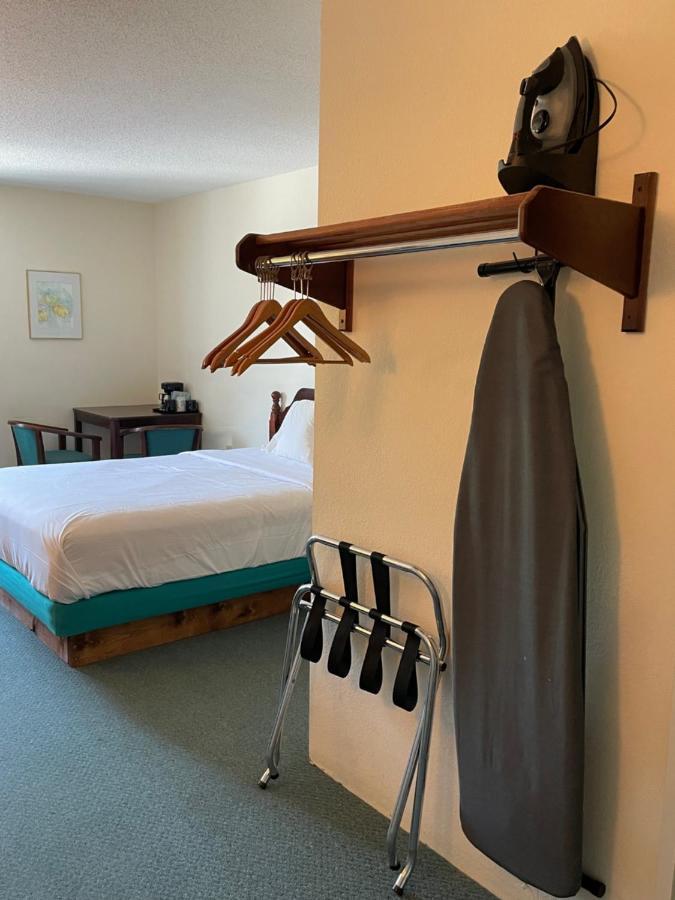 Voyager Inn Saint Ignace Bagian luar foto