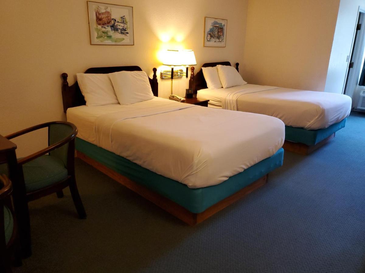 Voyager Inn Saint Ignace Bagian luar foto