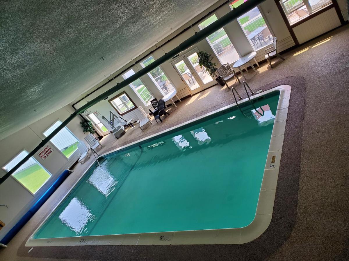 Voyager Inn Saint Ignace Bagian luar foto