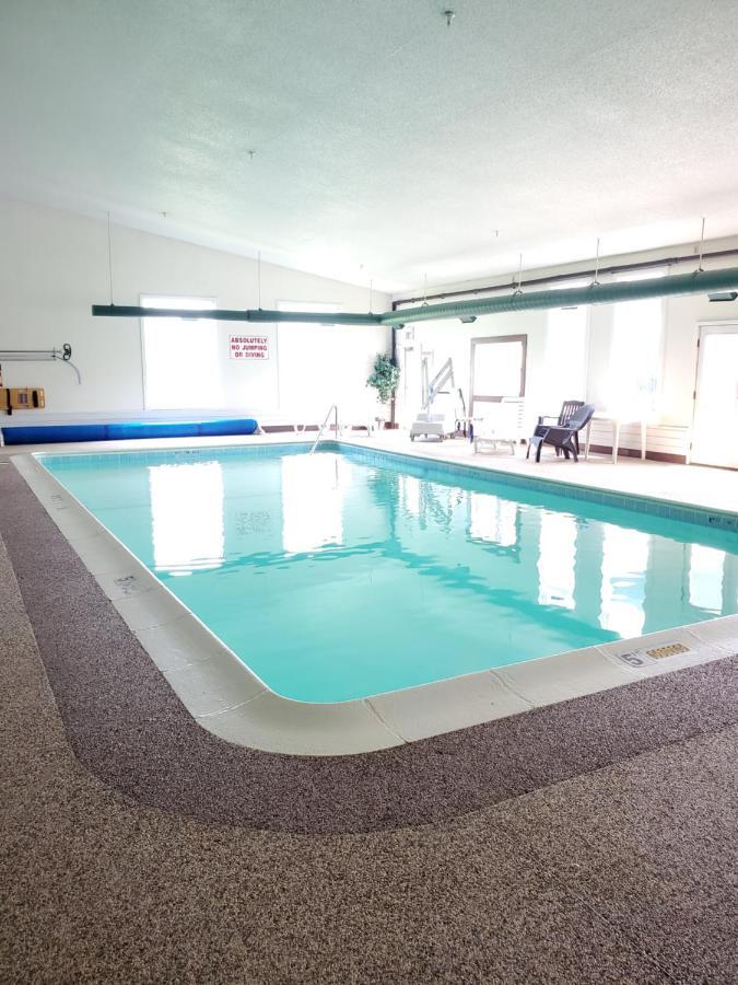 Voyager Inn Saint Ignace Bagian luar foto