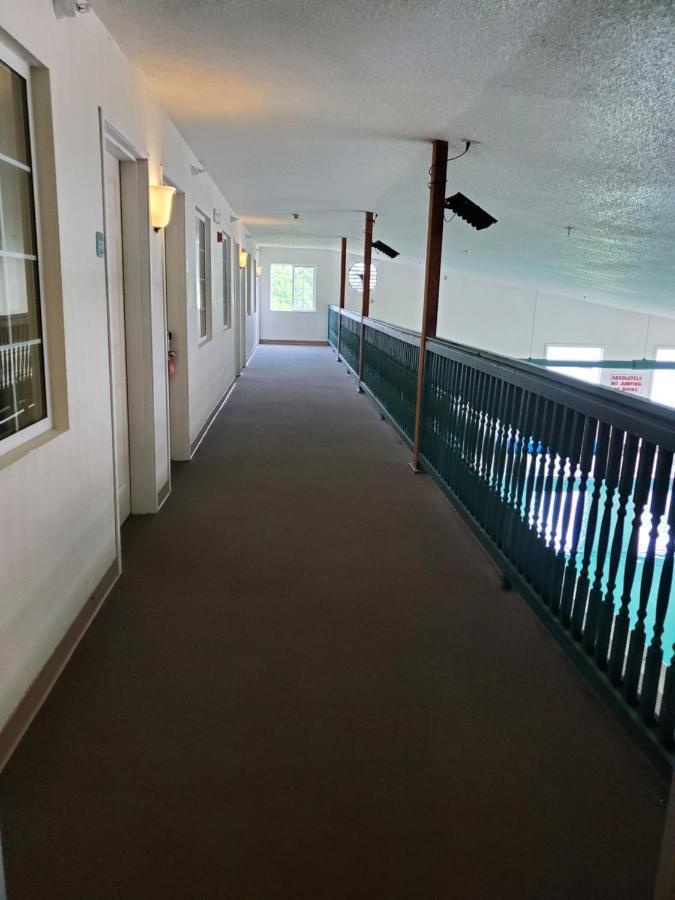 Voyager Inn Saint Ignace Bagian luar foto
