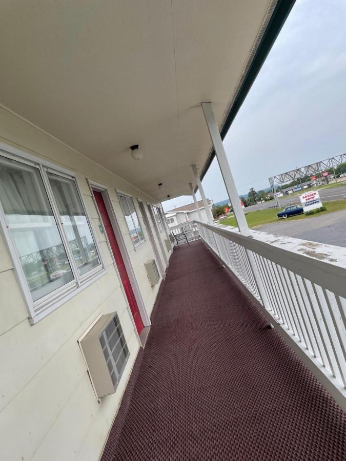 Voyager Inn Saint Ignace Bagian luar foto