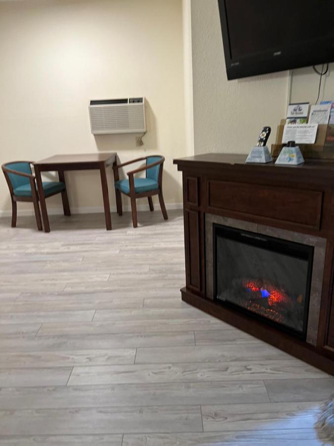 Voyager Inn Saint Ignace Bagian luar foto