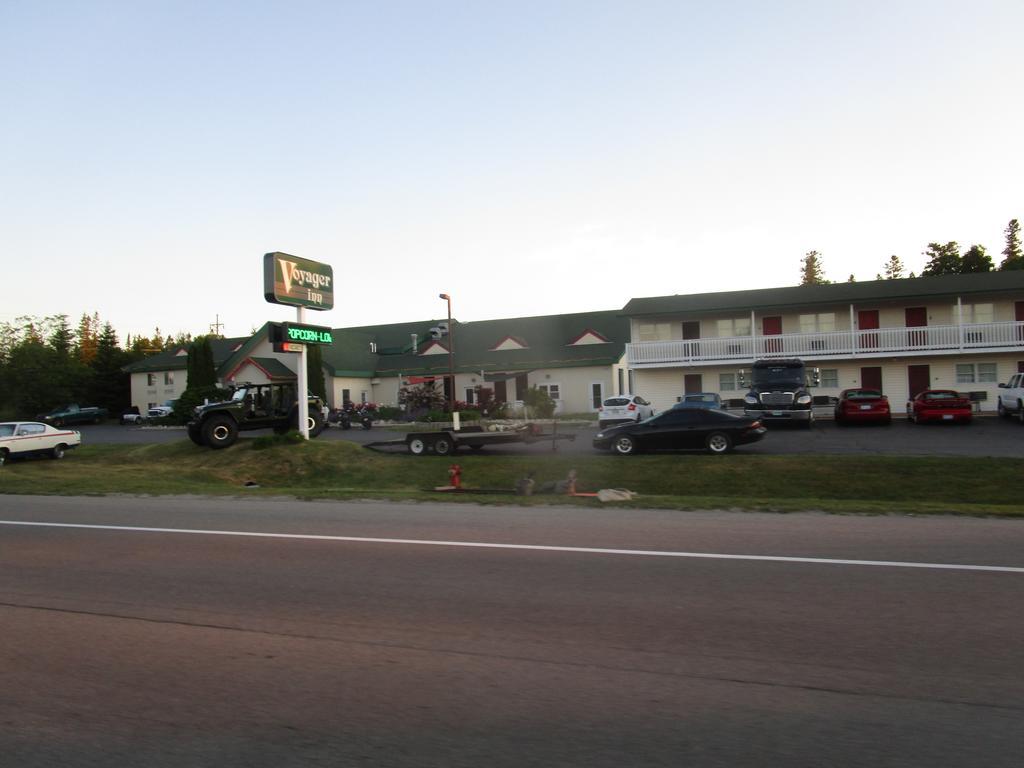 Voyager Inn Saint Ignace Bagian luar foto