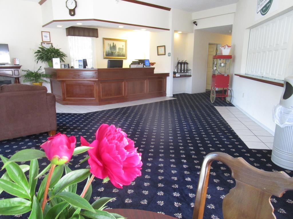 Voyager Inn Saint Ignace Bagian luar foto