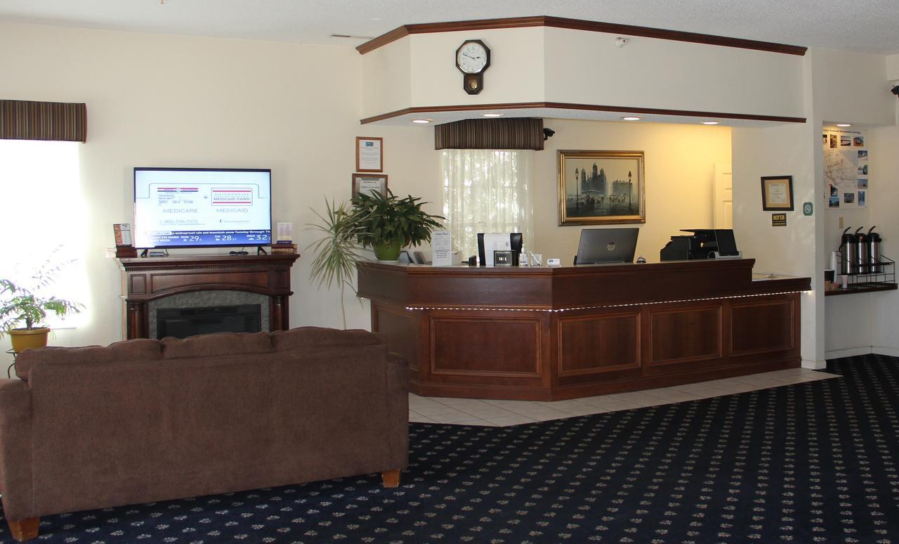 Voyager Inn Saint Ignace Bagian luar foto