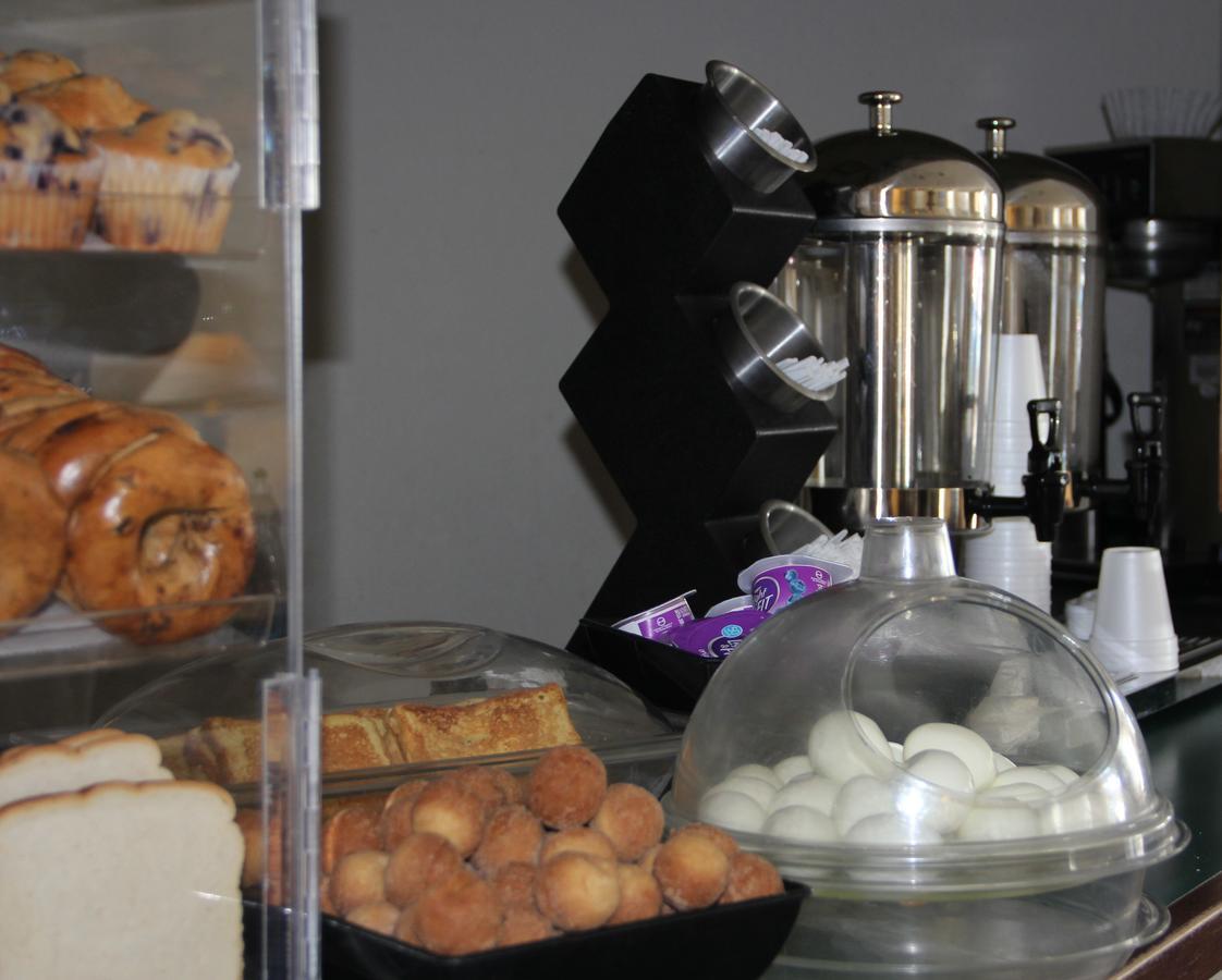 Voyager Inn Saint Ignace Bagian luar foto