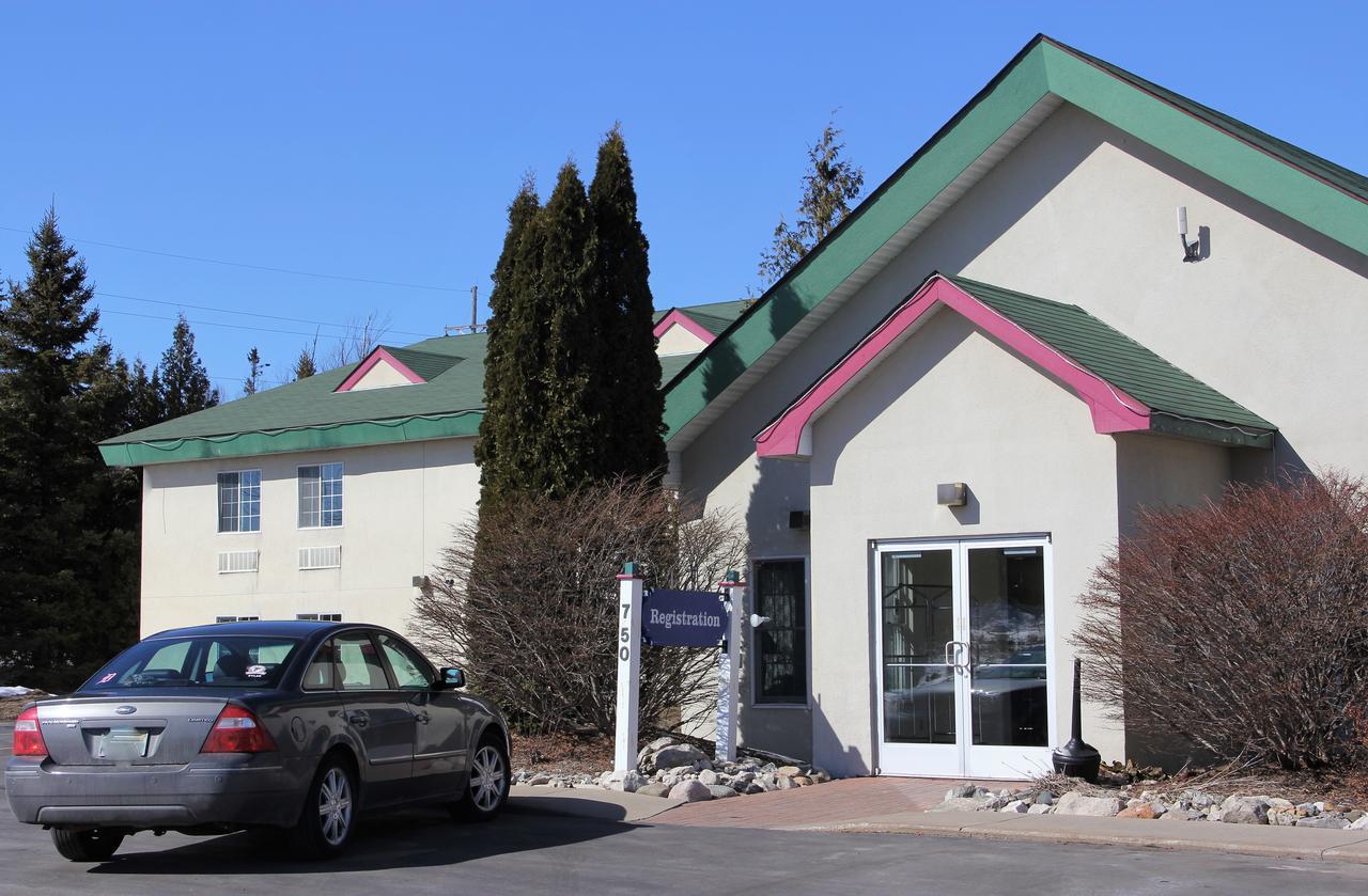 Voyager Inn Saint Ignace Bagian luar foto