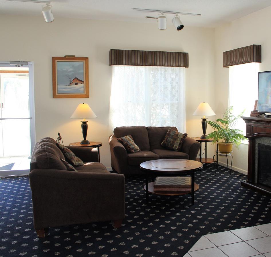Voyager Inn Saint Ignace Bagian luar foto