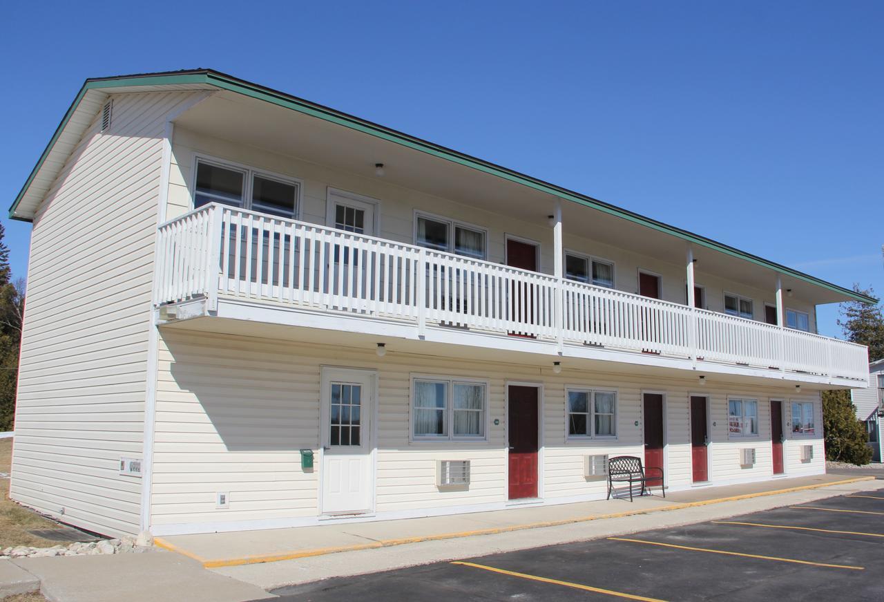 Voyager Inn Saint Ignace Bagian luar foto