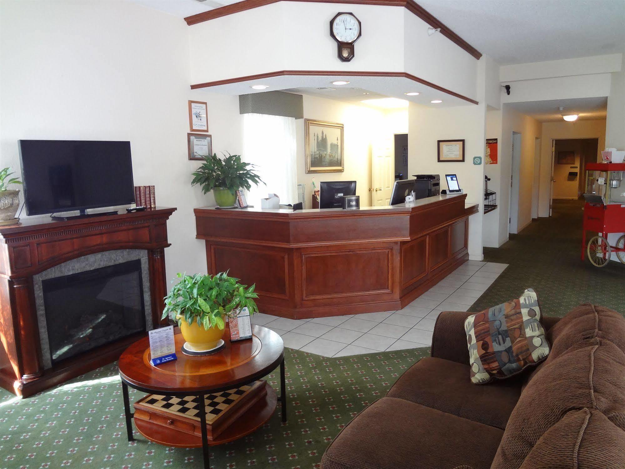 Voyager Inn Saint Ignace Bagian luar foto