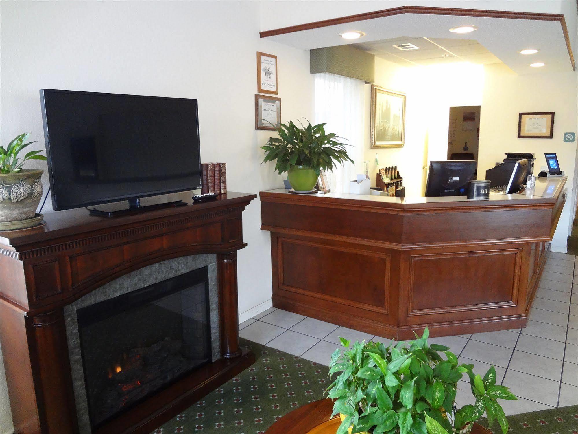 Voyager Inn Saint Ignace Bagian luar foto