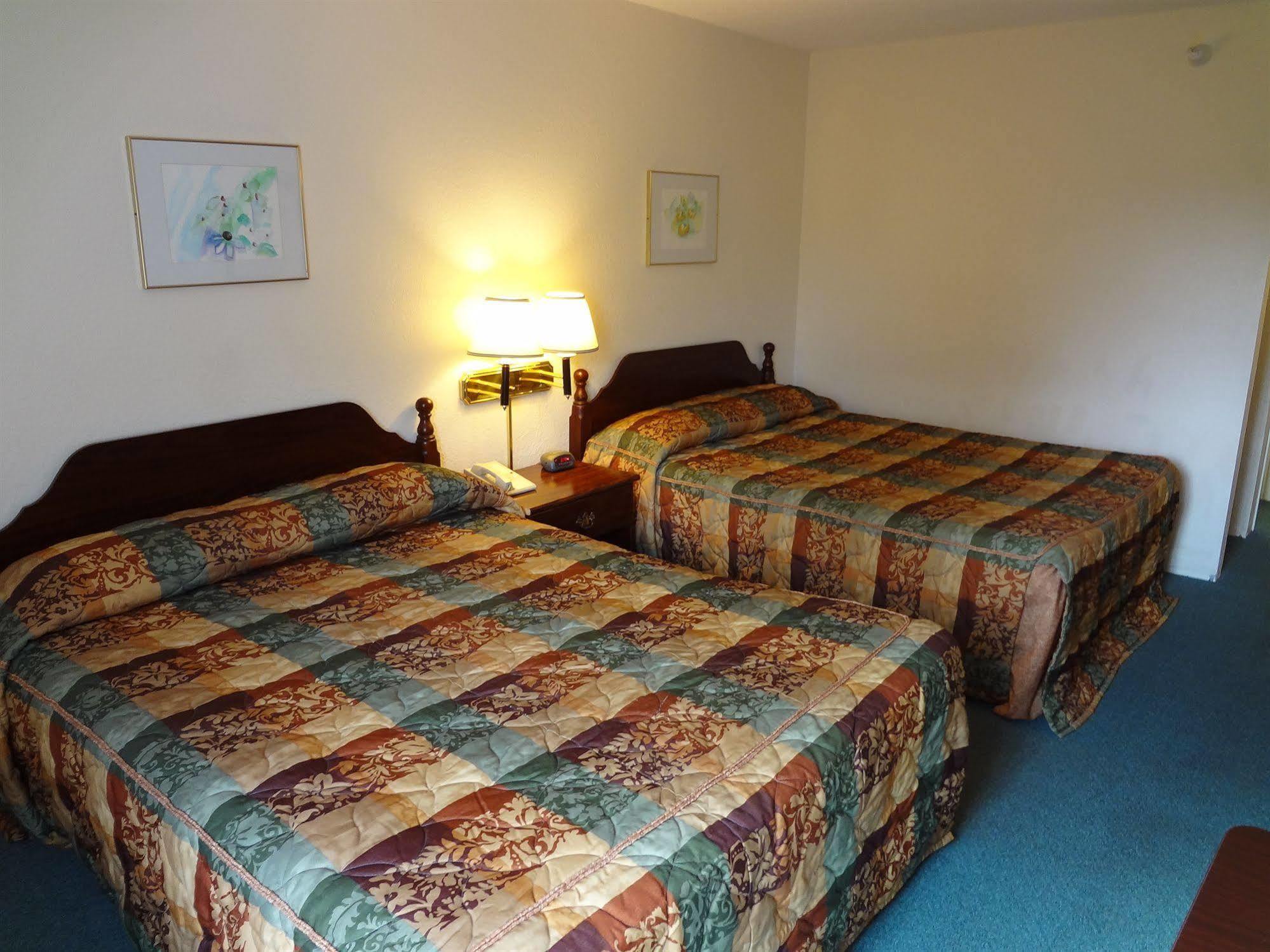 Voyager Inn Saint Ignace Bagian luar foto