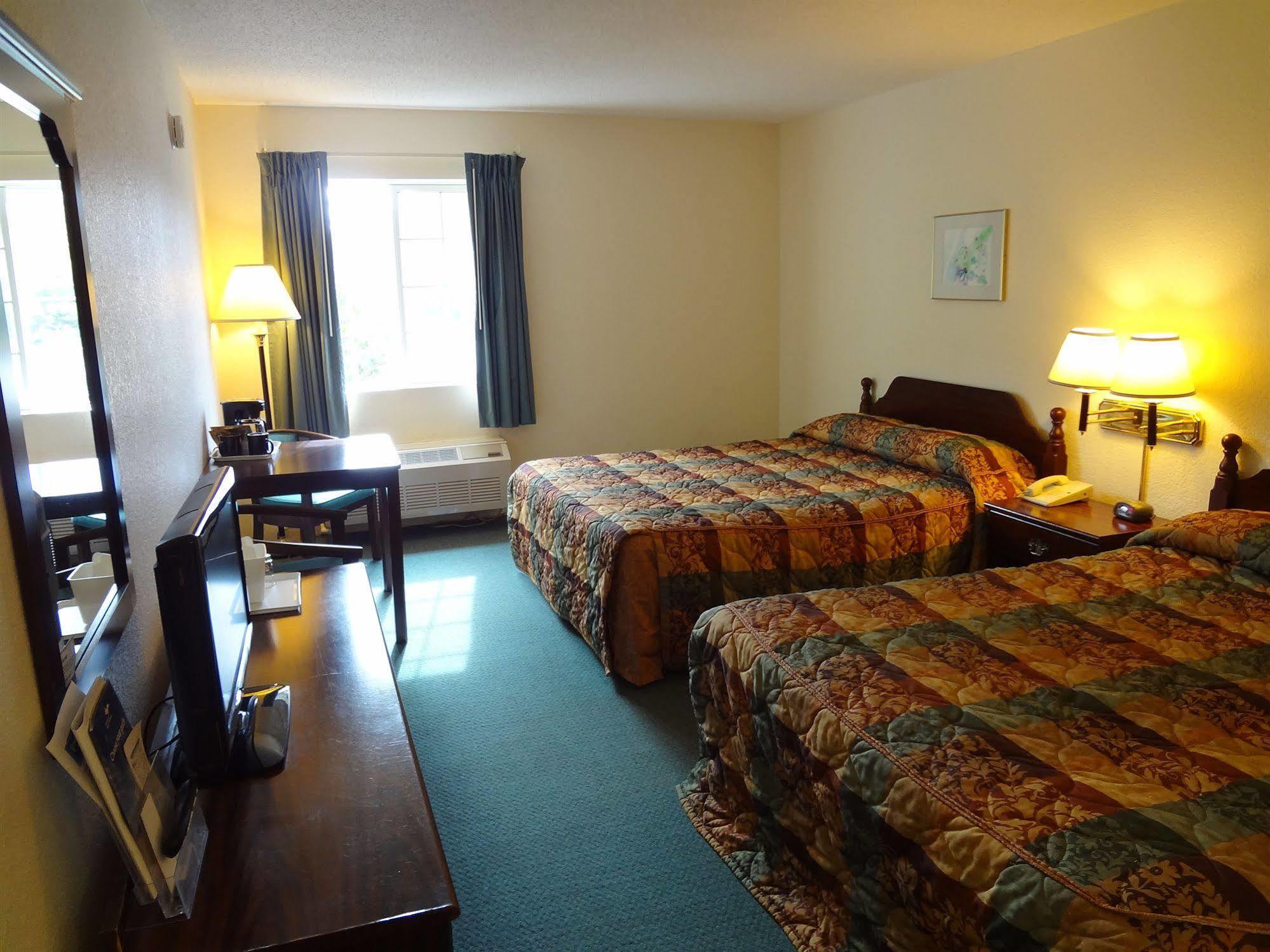 Voyager Inn Saint Ignace Bagian luar foto