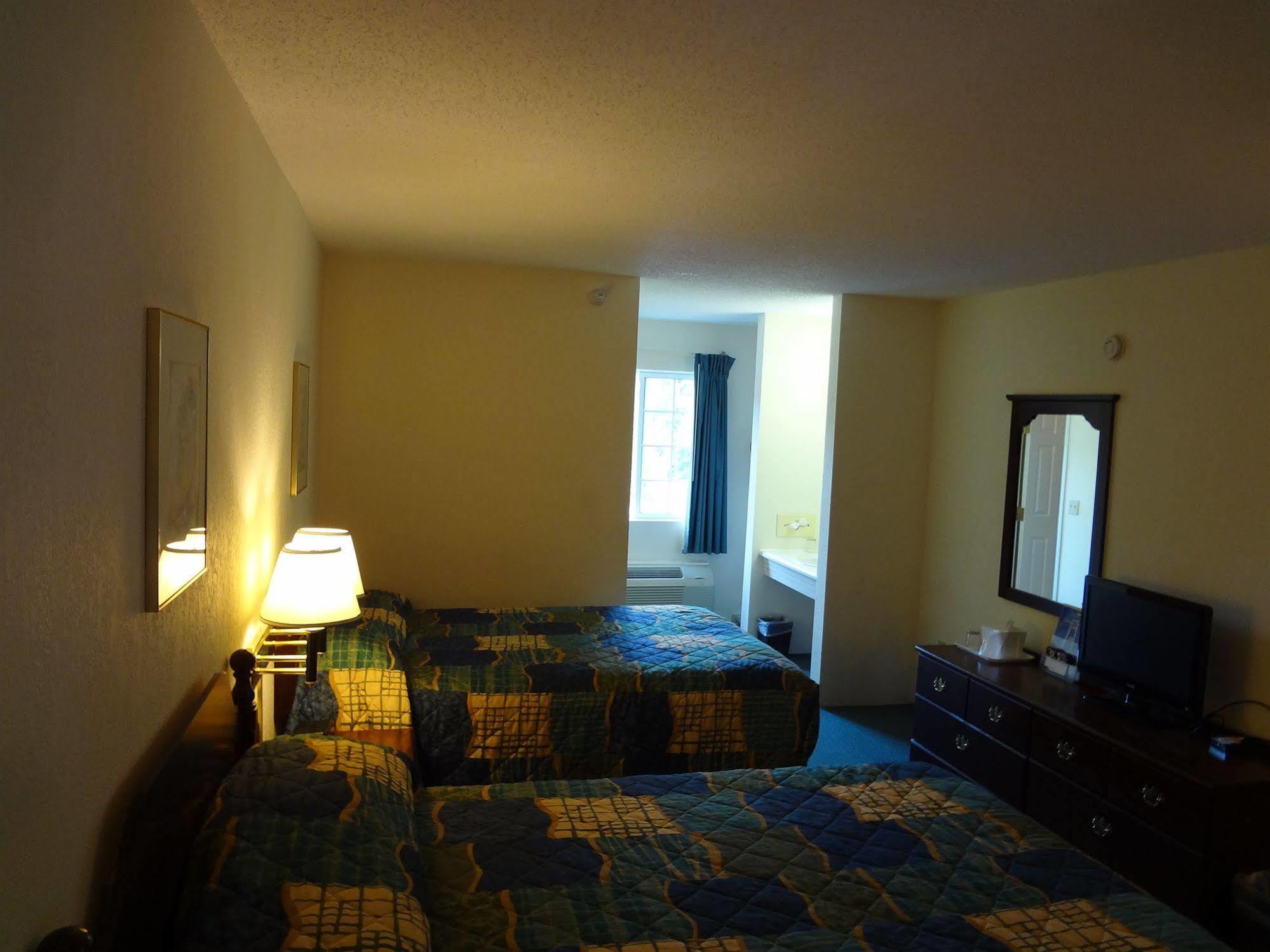 Voyager Inn Saint Ignace Bagian luar foto