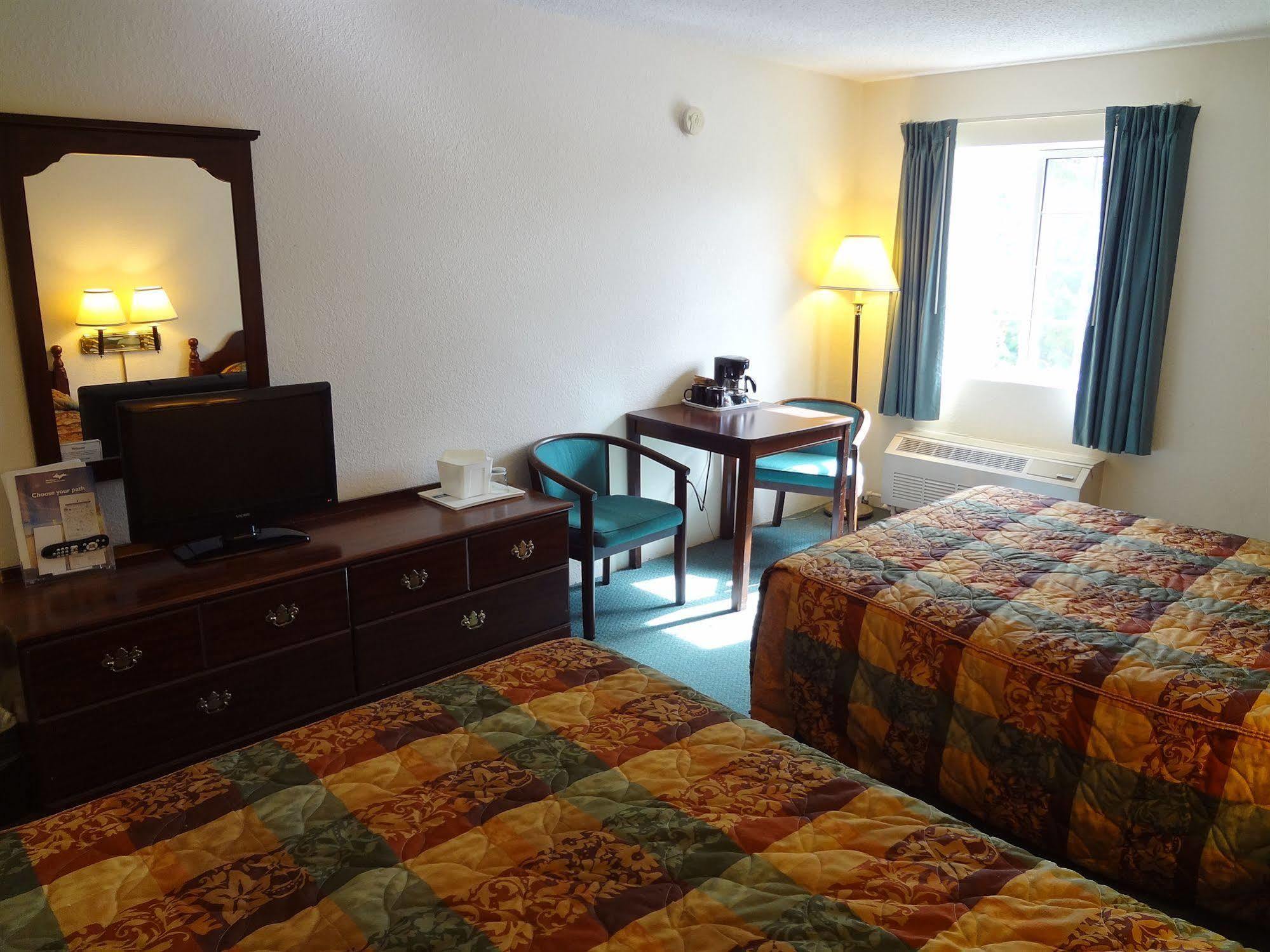 Voyager Inn Saint Ignace Bagian luar foto