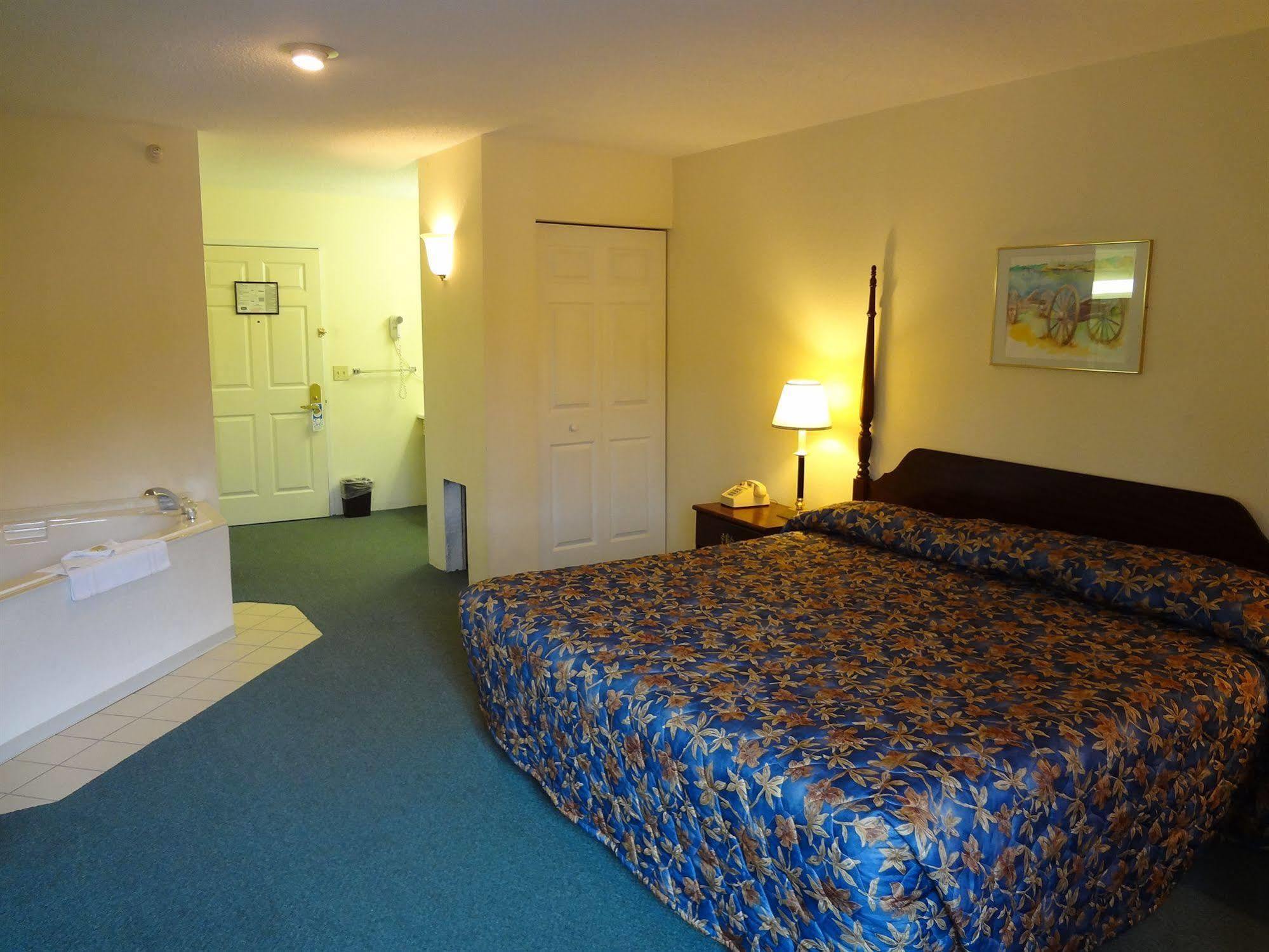 Voyager Inn Saint Ignace Bagian luar foto