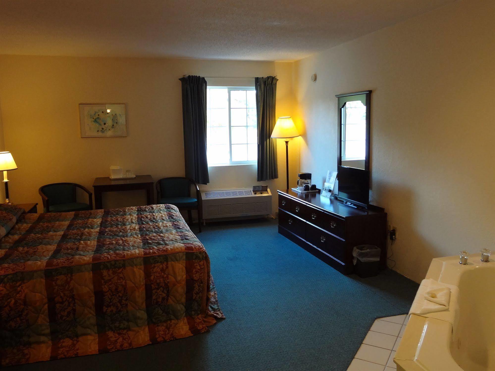Voyager Inn Saint Ignace Bagian luar foto