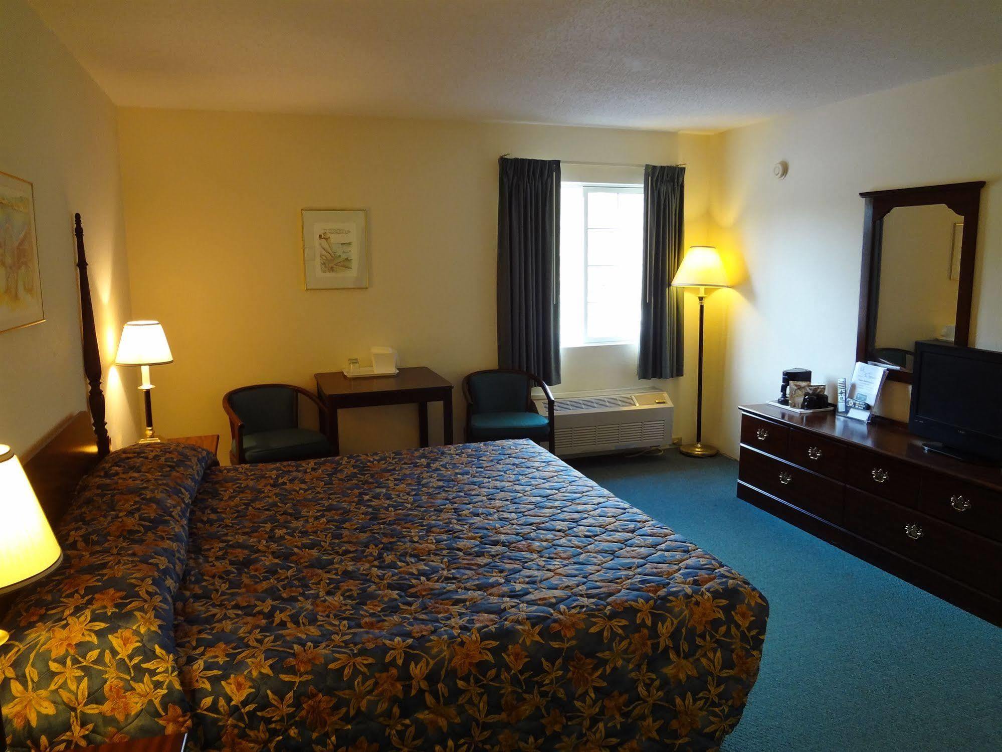 Voyager Inn Saint Ignace Bagian luar foto
