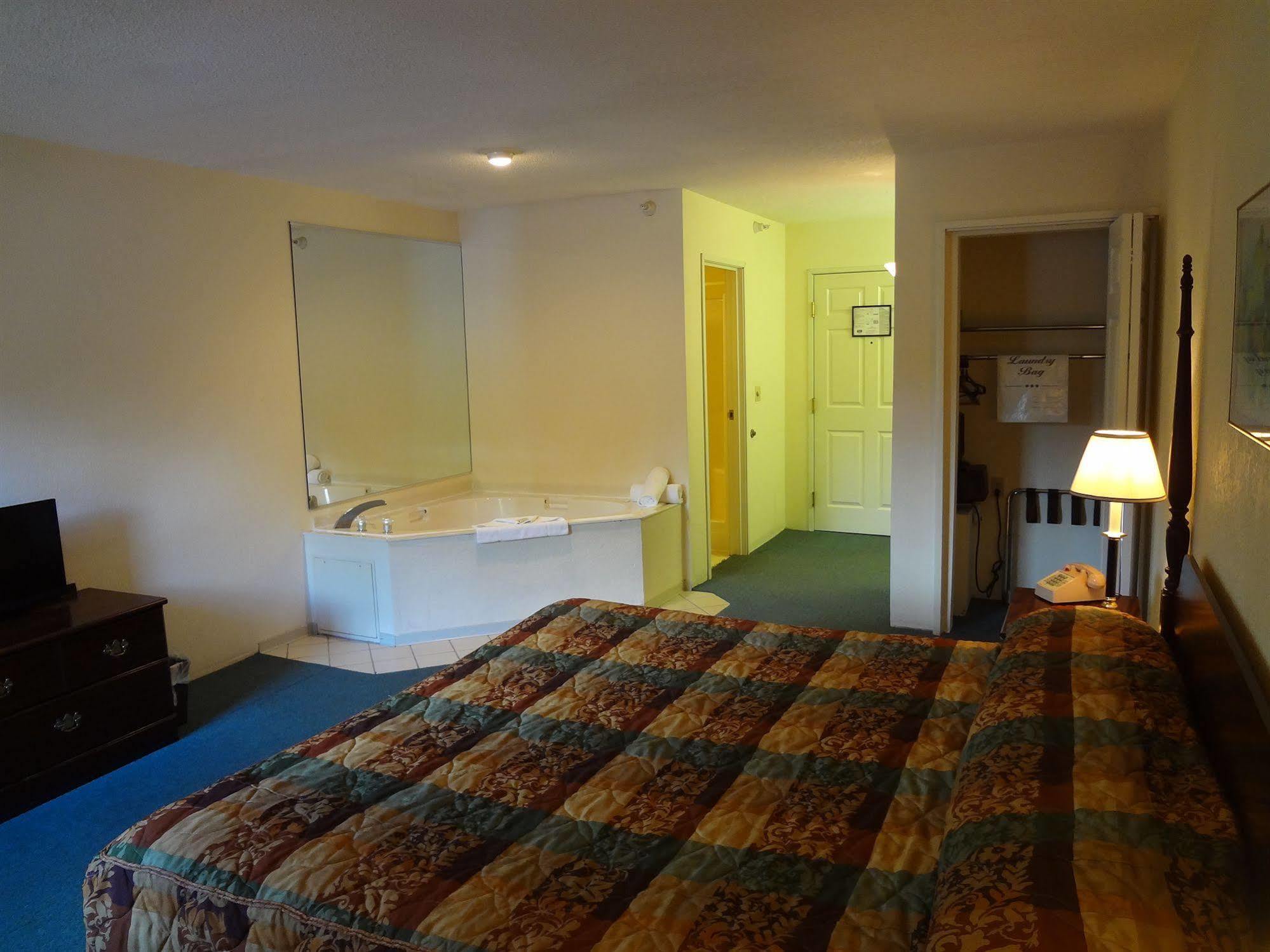 Voyager Inn Saint Ignace Bagian luar foto