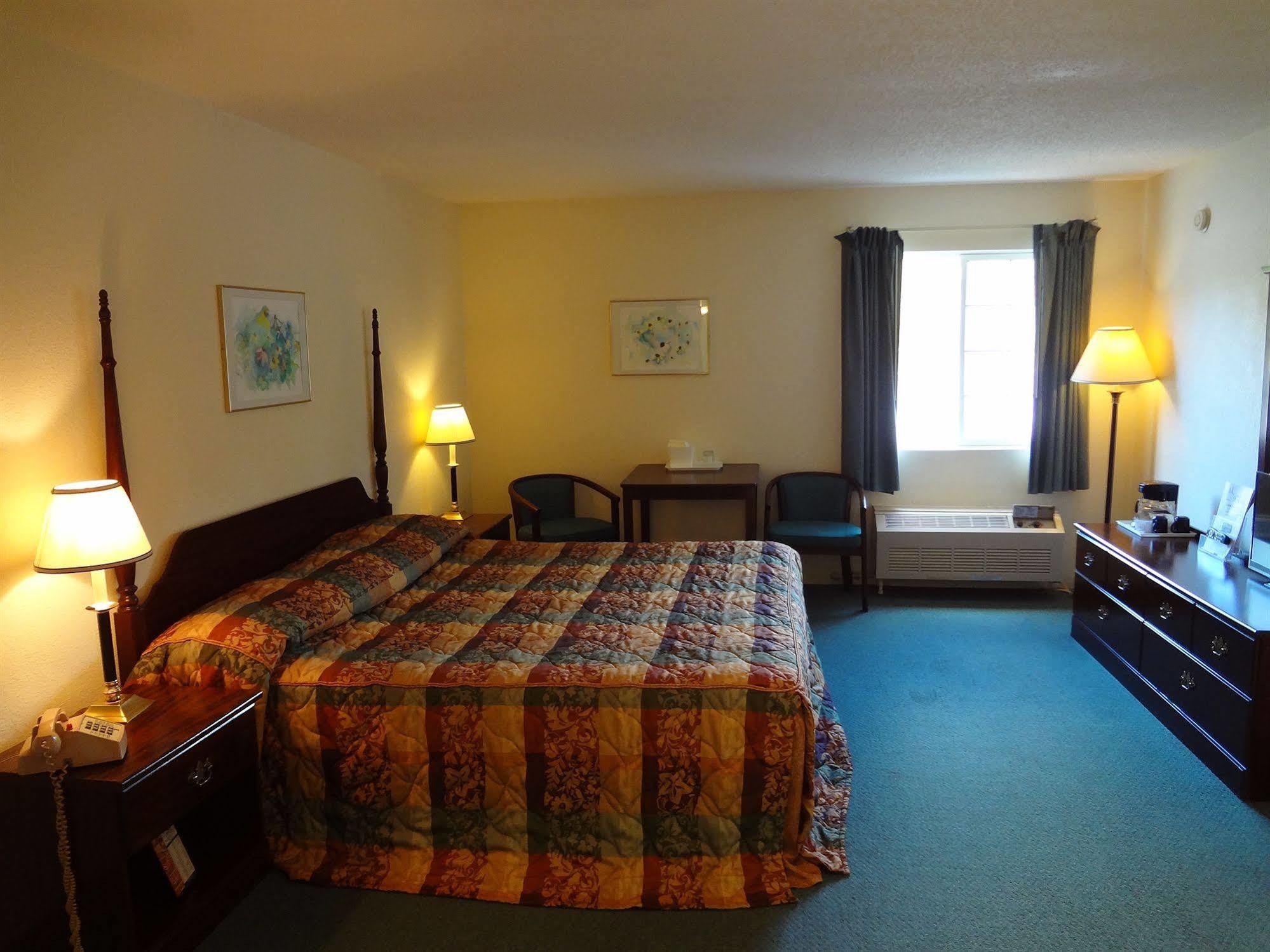 Voyager Inn Saint Ignace Bagian luar foto