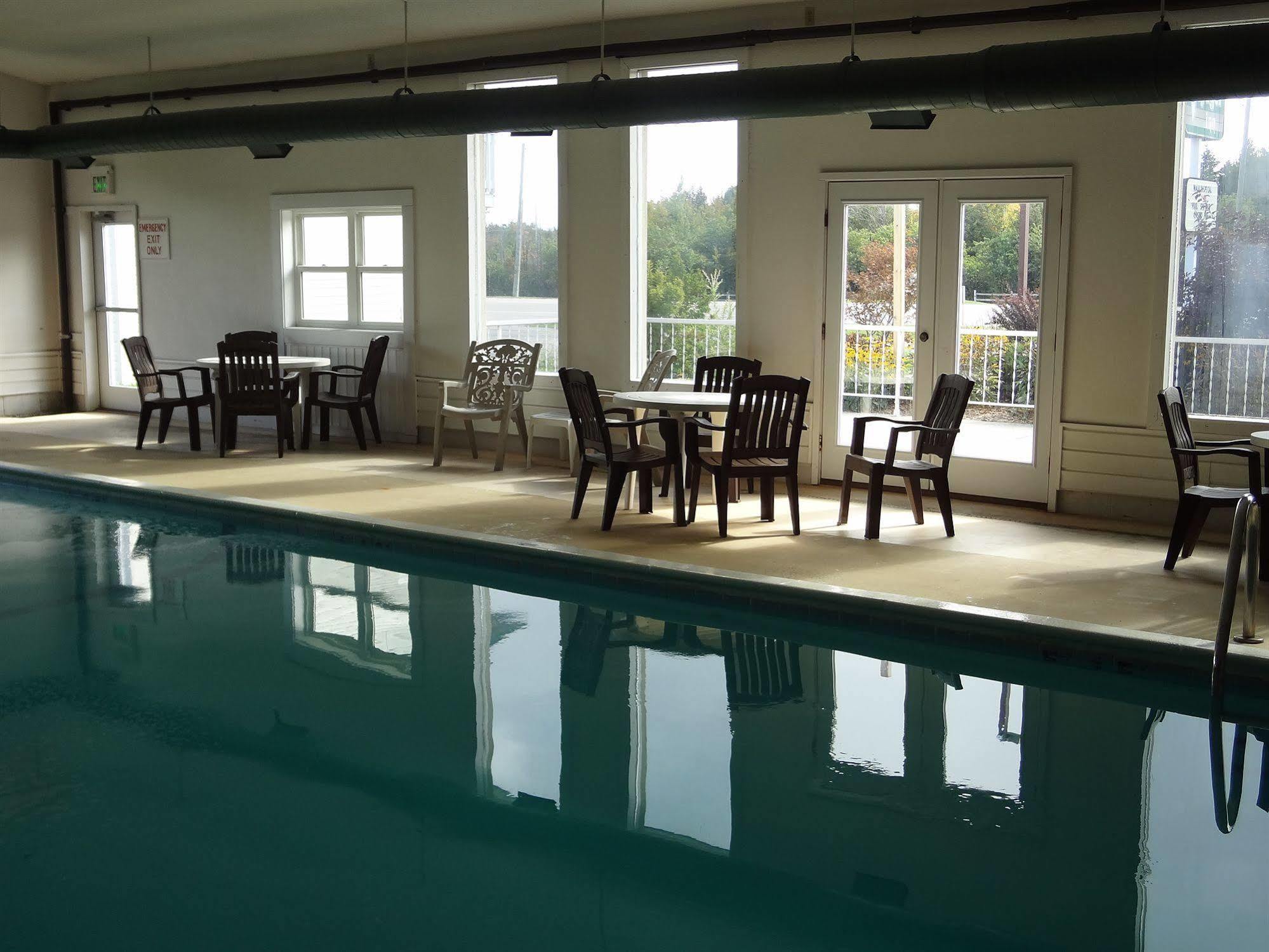 Voyager Inn Saint Ignace Bagian luar foto