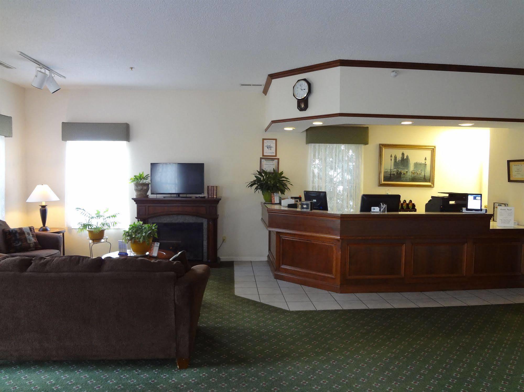 Voyager Inn Saint Ignace Bagian luar foto