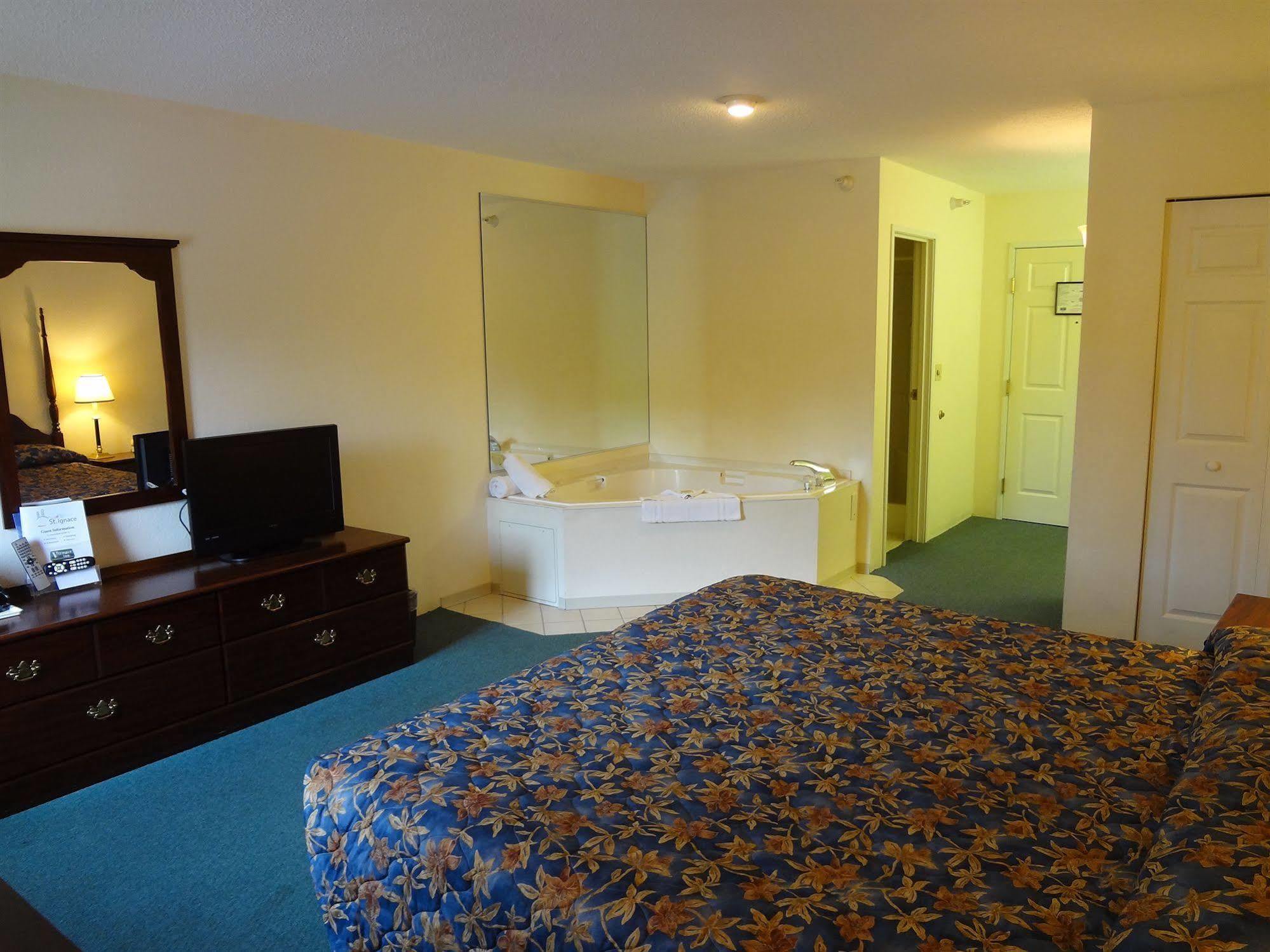 Voyager Inn Saint Ignace Bagian luar foto
